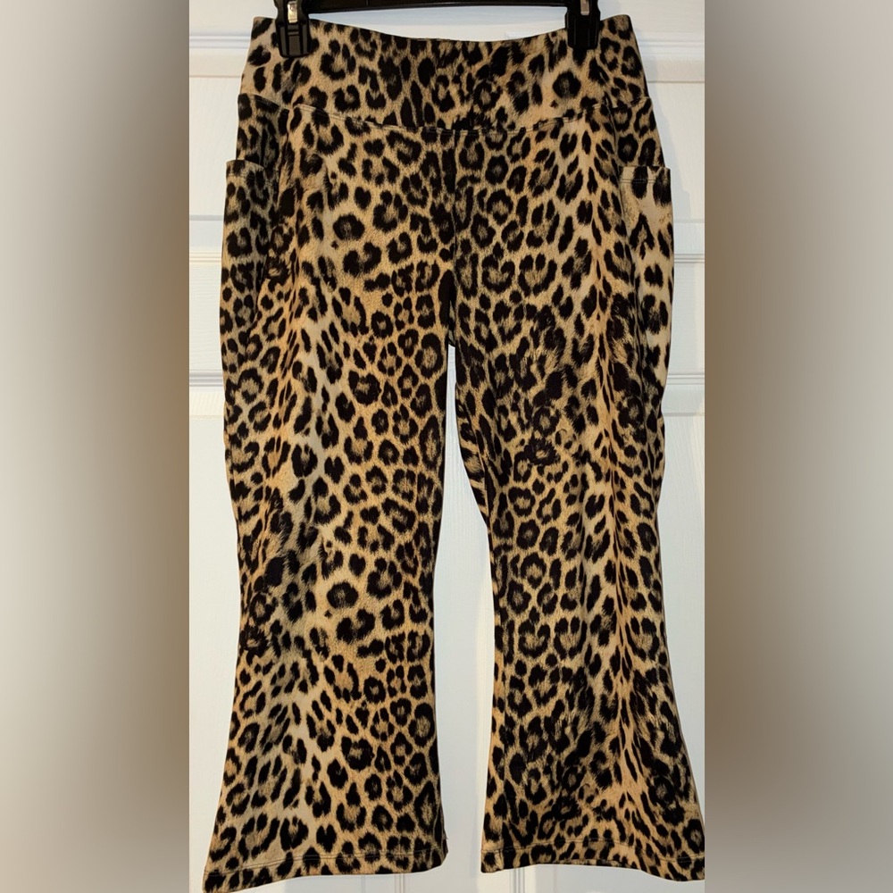 ⭐️3/$15⭐️Leopard Print Women's capri flare Leggings